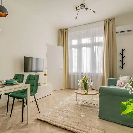 Azure Green Heaven Budapešť